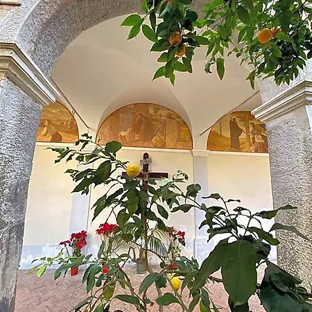 Il Chiostro Масса-Лубренсе